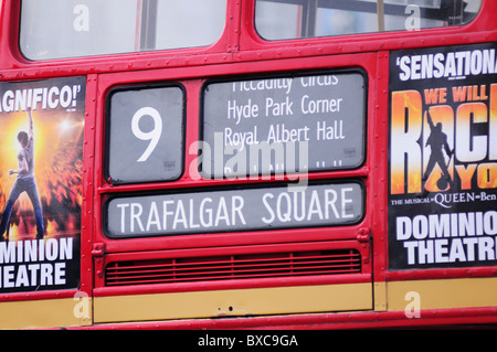 Detail eines Routemaster Bus auf Route 9 mit We Will Rock You-Werbeanzeigen, Trafalgar Square, London, England, UK Stockfoto