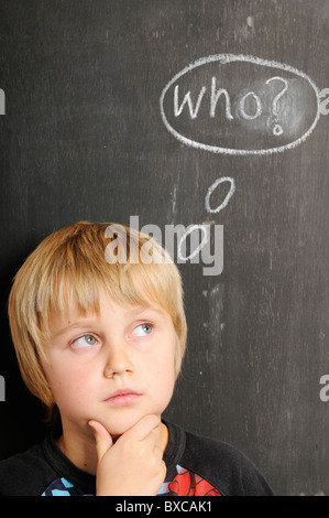 Stock Foto von einem jungen in Fornt von einer Tafel mit Kreide Sprechblasen Schreibweise des Wortes WHO. Stockfoto