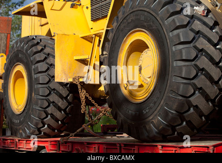 Frontlader angekettet an LKW-Anhänger für den Transport Stockfoto