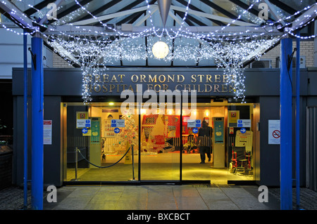 Weihnachtsschmuck am Great Ormond Street Hospital für Kinder London England Großbritannien Stockfoto