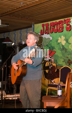 Christine Lavine ein Sänger/Songwriter/Gitarrist/Aufnahme-Künstler Stockfoto