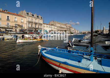 Bunte hölzerne Angeln Boot & Touristen Rudern Down the Canal Royal & Quai de Tassigny, Sète, Frankreich Stockfoto