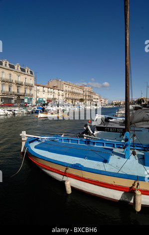 Farbenfrohes Fischerboot aus Holz auf dem Canal Royal & Quai de Tassigny, Sète, Hérault, Frankreich Stockfoto