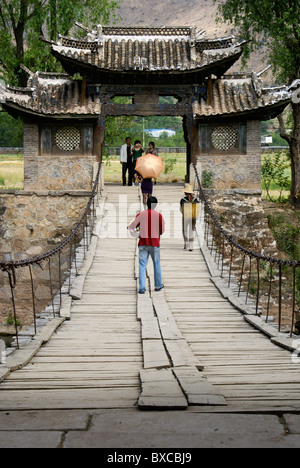 Alten Kettenbrücke in Shigu, Yunnan, China Stockfoto