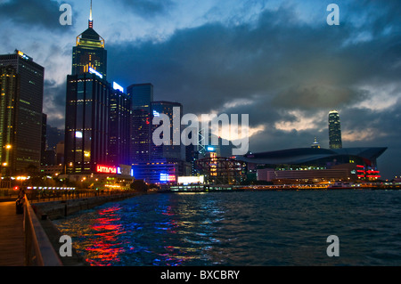 Skyline und den Hafen Blick auf China Hong Kong Convention and Exhibition Centre bei Nacht Stockfoto