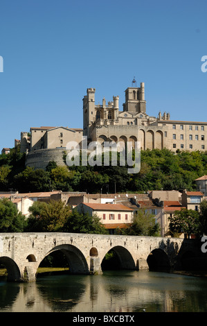 Blick & Skyline von Beziers über den Fluss Orb mit mittelalterlicher Steinbrücke & Kathedrale Saint-Nazaire, Beziers, Herault, Frankreich Stockfoto