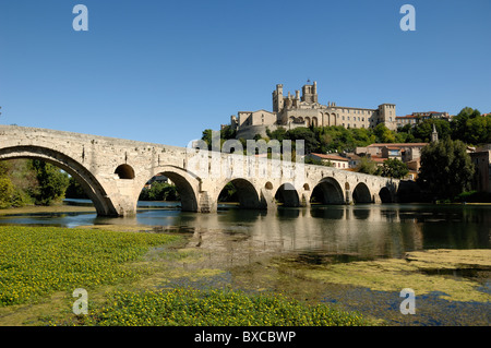 Blick & Skyline der Altstadt von Beziers mit der Kathedrale von Saint Nazaire und der mittelalterlichen Steinbrücke über den Fluss Orb, Herault, Frankreich Stockfoto