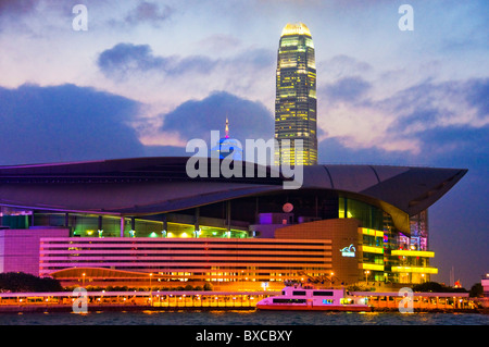 Skyline und den Hafen Blick auf China Hong Kong Convention and Exhibition Centre bei Nacht Stockfoto