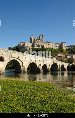 Blick von Beziers mit Saint-Nazaire Dom & mittelalterliche Steinbrücke über den Fluss Orb, Herault, Frankreich Stockfoto