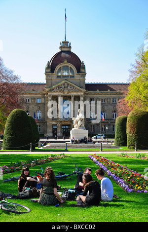 Gruppe von Mädchen Straßburg, sitzen auf den Rasen, Kriegerdenkmal, das Palais du Rhin, Palast der Rhein, Place de la République, Elsass, Frankreich, Europa, Stockfoto