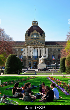 Gruppe von Mädchen Straßburg, sitzen auf den Rasen, Kriegerdenkmal, das Palais du Rhin, Palast der Rhein, Place de la République, Elsass, Frankreich, Europa, Stockfoto