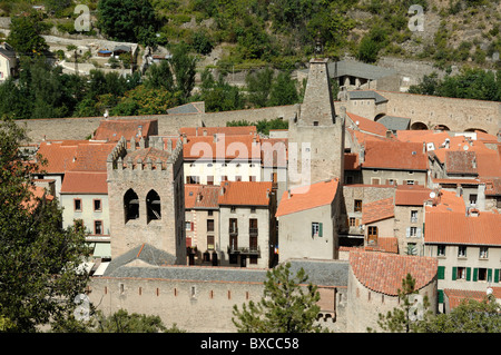 Blick über die befestigte Stadt Villefranche-de-Conflent mit Befestigungsanlagen von Vauban, Pyrenees-Orientales, Frankreich Stockfoto