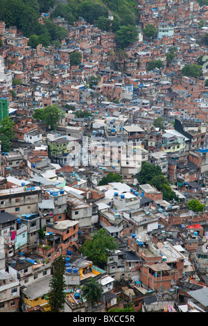 Eine Luftaufnahme der Patchwork von Häusern in Communauté Rocinha Favela in Rio De Janeiro in Brasilien Stockfoto