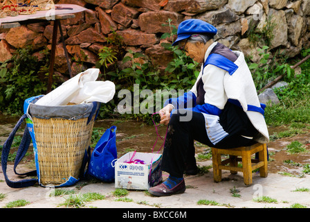 Alte Frau macht Handarbeiten, Shigu, Yunnan, China Stockfoto