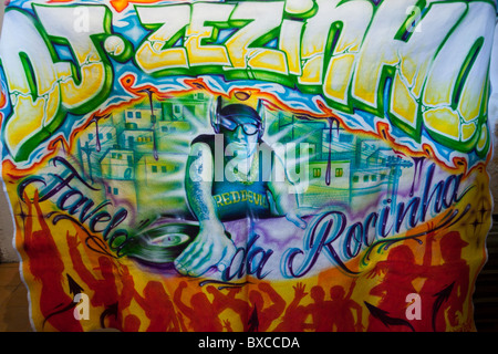 ein Graffiti-Banner mit DJ Zezinho der Rocinha Favela in Rio De Janeiro. Stockfoto