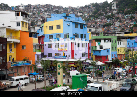 Bunte Häuser am Fuße des Rocinha Favela in Rio De Janeiro, Brasilien Stockfoto