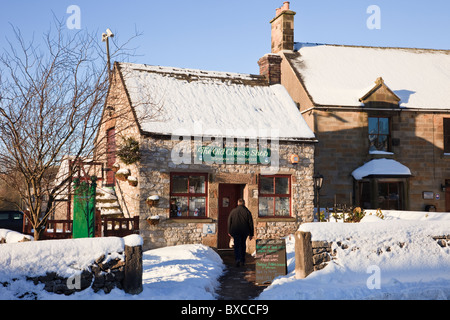 Hartington Derbyshire England UK Großbritannien. Der alte Käse-Shop Verkauf von Käse in die Dovedale-Dorf mit Schnee im winter Stockfoto