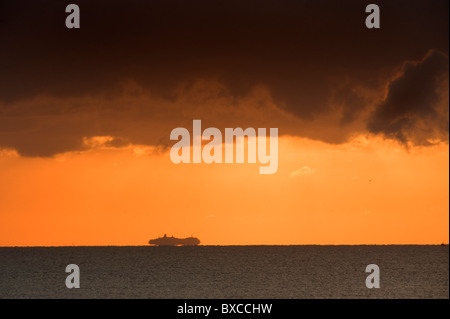 Sonnenaufgang über dem Ärmelkanal in Hastings, East Sussex Stockfoto