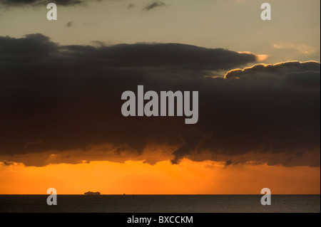 Sonnenaufgang über dem Ärmelkanal in Hastings, East Sussex Stockfoto