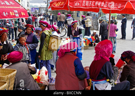 Tibeter in Markt, Zhongdian, Shangri-La, Yunnan, China Stockfoto