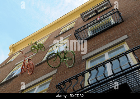 Fahrrad an eine Wand hängen Stockfoto