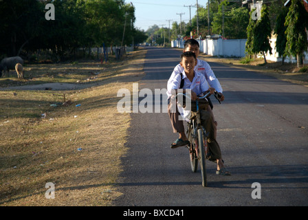 Zwei Studenten zusammen mit dem Fahrrad zur Schule von Don Khong Reiten Stockfoto