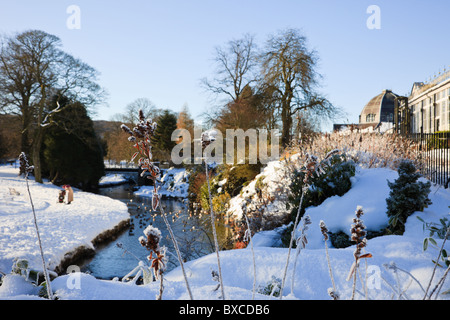 Buxton, Derbyshire, England, Vereinigtes Königreich, Europa. Pavillon Garten Fluss mit Schnee im winter Stockfoto