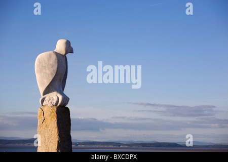 Skulptur des mythischen südamerikanischen Vogel auf der Stein-Anlegestelle in Morecambe. Stockfoto