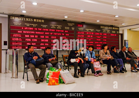 Gruppe von Passagieren warten auf die Fähre in Kowloon Hong Kong China Stockfoto