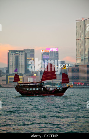 Junk Hong Kong reisen, im Victoria Hafen Hafen mit Kowloon Skyline im Hintergrund iconic Anblick, Hong Kong Mist, mist Boot, bat wing Boot, Stockfoto