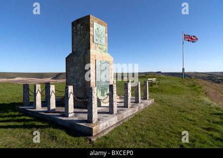 Castle Hill bei bloßen in Wiltshire hat ein Denkmal für die 43. (Wessex) Infanterie-Division auf der mittelalterlichen Burganlage. Stockfoto