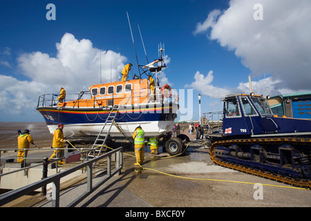 St. Annes Rettungsboot wurde gewaschen auf Promenade Stockfoto