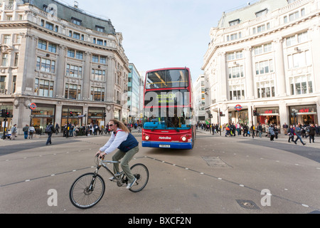 VERKEHR, OXFORD STREET, OXFORD CIRCUS, LONDON, ENGLAND, GROßBRITANNIEN Stockfoto