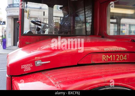 ALTEN DOPPELDECKER BUS, FAHRER, LONDON, ENGLAND, GROßBRITANNIEN Stockfoto
