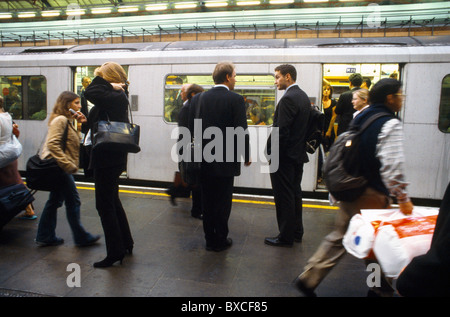 District Line Tube Zugtüren Open & Passagiere Kensington High Street Stockfoto