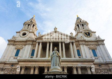 STATUE DER KÖNIGIN ANNE, ST. PAUL S CATHEDRAL, LONDON, ENGLAND, GROßBRITANNIEN Stockfoto