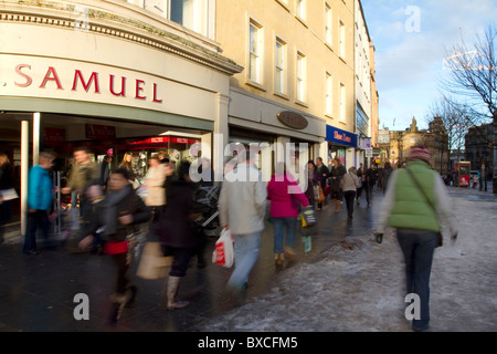 Weihnachten Shopper, & Menschenmengen oder Menschen in der belebten Straßen von Dundee Stadtzentrum, Tayside, Schottland, Großbritannien Stockfoto