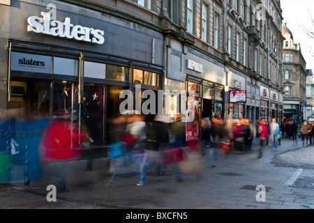 Weihnachten Shopper, & Menschenmengen oder Menschen in der belebten Straßen von Dundee Stadtzentrum, Tayside, Schottland, Großbritannien Stockfoto