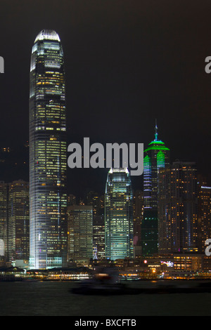Die erstaunliche Hong Kong Skyline wie gesehen von Kowloon in der Nacht. Die imposante Strukturen umfassen die Ifc Türme & The Centre Stockfoto
