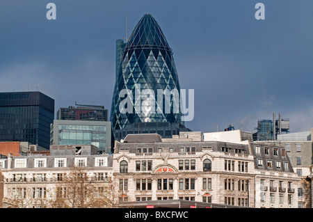 30 St Mary Axe, auch bekannt als der Swiss Re Tower oder die Gurke ist ein Wolkenkratzer in Londons wichtigsten Bankenviertel in London. Stockfoto