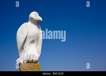 Skulptur des mythischen südamerikanischen Vogel auf der Stein-Anlegestelle in Morecambe Stockfoto