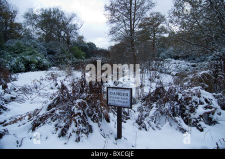 Ein Donjon aus dem Eis-Warnzeichen im Richmond Park, London, England Stockfoto