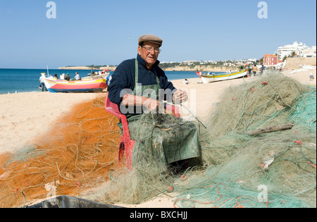 Ein Fischer am Strand, Armacao de Pera, Portugal Stockfoto