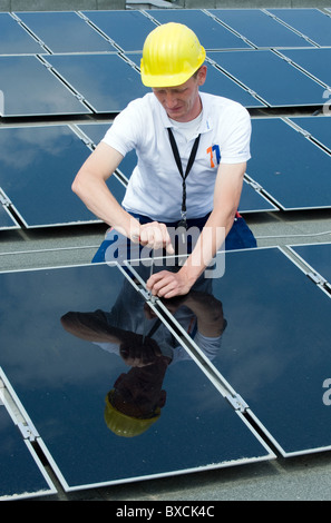 Einführung und Umsetzung der größte Solaranlage in Berlin auf dem Dach des Wasserwerk Tegel, Berlin, Deutschland Stockfoto