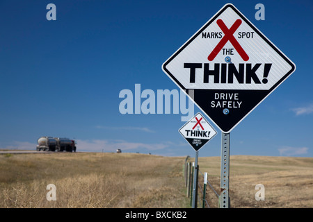 Zeichen markiert die Position der Verkehrstoten Stockfoto