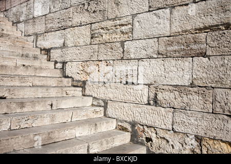 Alte Steintreppe und Wand mit rauen Beschaffenheit Stockfoto