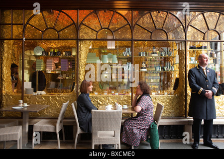 Laduree Konditorei, in der Burlington Arcade, Mayfair, London. Stockfoto