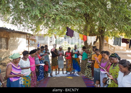 Frauen besuchen eine Gemeindeversammlung in Freetown, Sierra Leone, Westafrika. Stockfoto