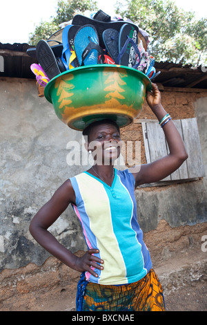 Frau Maria Jafon gewöhnen Mikrofinanz Darlehen ihr Schuh Geschäft begann in Freetown, Sierra Leone zu verkaufen. Stockfoto