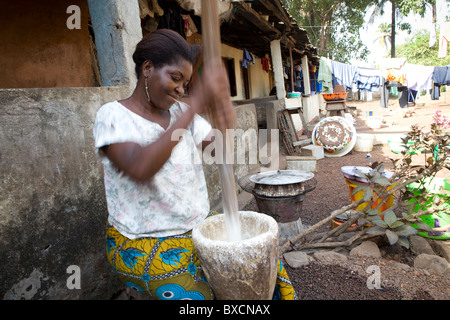 Frau Margaret Cole hat eine Seifenherstellung Geschäft in Freetown, Sierra Leone, Westafrika. Stockfoto